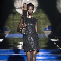 Koleksi dari dua rumah mode dunia ini menghadirkan desain yang belum pernah ada sebelumnya. Donatella Versace mengambil alih Fendi untuk membuat koleksi Fendi by Versace. Sebaliknya, Versace by Fendi didesain oleh Silvia Venturini-Fendi dan Kim Jones. Foto: Dok. Versace by Fendi.