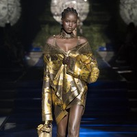 Koleksi dari dua rumah mode dunia ini menghadirkan desain yang belum pernah ada sebelumnya. Donatella Versace mengambil alih Fendi untuk membuat koleksi Fendi by Versace. Sebaliknya, Versace by Fendi didesain oleh Silvia Venturini-Fendi dan Kim Jones. Foto: Dok. Versace by Fendi.