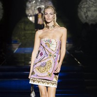 Koleksi dari dua rumah mode dunia ini menghadirkan desain yang belum pernah ada sebelumnya. Donatella Versace mengambil alih Fendi untuk membuat koleksi Fendi by Versace. Sebaliknya, Versace by Fendi didesain oleh Silvia Venturini-Fendi dan Kim Jones. dFoto: Dok. Versace by Fendi.