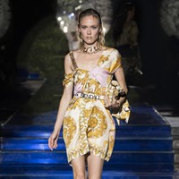 Koleksi dari dua rumah mode dunia ini menghadirkan desain yang belum pernah ada sebelumnya. Donatella Versace mengambil alih Fendi untuk membuat koleksi Fendi by Versace. Sebaliknya, Versace by Fendi didesain oleh Silvia Venturini-Fendi dan Kim Jones. Foto: Dok. Versace by Fendi.