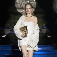 Koleksi dari dua rumah mode dunia ini menghadirkan desain yang belum pernah ada sebelumnya. Donatella Versace mengambil alih Fendi untuk membuat koleksi Fendi by Versace. Sebaliknya, Versace by Fendi didesain oleh Silvia Venturini-Fendi dan Kim Jones. Foto: Dok. Versace by Fendi.