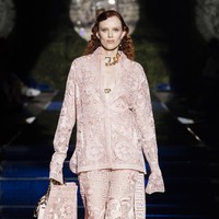 Koleksi dari dua rumah mode dunia ini menghadirkan desain yang belum pernah ada sebelumnya. Donatella Versace mengambil alih Fendi untuk membuat koleksi Fendi by Versace. Sebaliknya, Versace by Fendi didesain oleh Silvia Venturini-Fendi dan Kim Jones. Foto: Dok. Versace by Fendi.