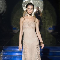 Koleksi dari dua rumah mode dunia ini menghadirkan desain yang belum pernah ada sebelumnya. Donatella Versace mengambil alih Fendi untuk membuat koleksi Fendi by Versace. Sebaliknya, Versace by Fendi didesain oleh Silvia Venturini-Fendi dan Kim Jones. Foto: Dok. Versace by Fendi.