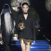 Koleksi dari dua rumah mode dunia ini menghadirkan desain yang belum pernah ada sebelumnya. Donatella Versace mengambil alih Fendi untuk membuat koleksi Fendi by Versace. Sebaliknya, Versace by Fendi didesain oleh Silvia Venturini-Fendi dan Kim Jones. Foto: Dok. Versace by Fendi.