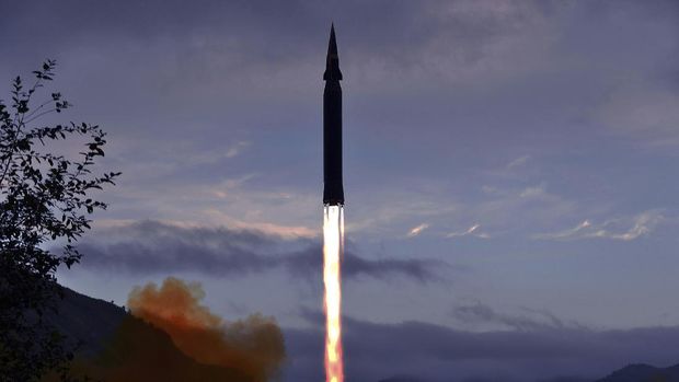Korea Utara melakukan uji coba nuklir, negeri itu meluncurkan rudal hipersonik. (AP/Lee Jin-man)