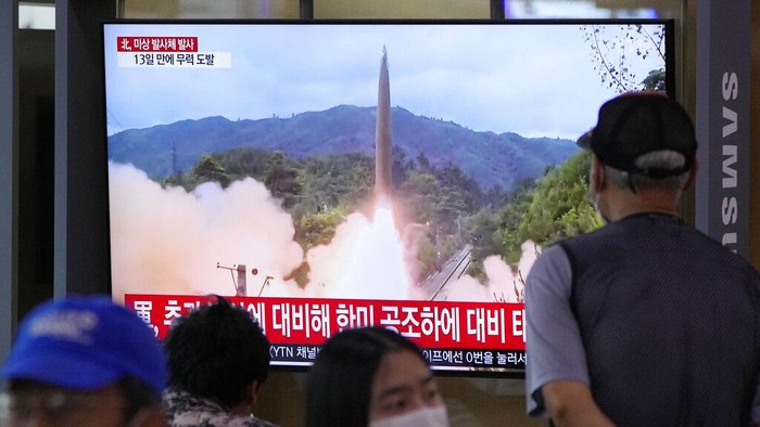 Korea Utara Sukses Uji Coba Rudal Hipersonik Korea Utara (Korut) telah berhasil menguji coba rudal hipersonik pada Selasa (28/9) waktu setempat. Ini akan menjadi kemajuan terbaru negara bersenjata nuklir tersebut dalam teknologi senjata.