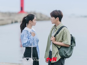 Drama Korea Hometown Cha-Cha-Cha Hadirkan Kepiting Salju hingga Hoe