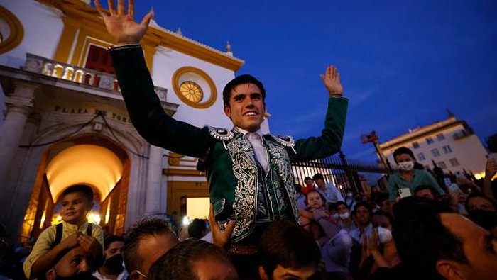 Laga Adu Banteng Kembali Beraksi di Spanyol SEVILLE, SPAIN - SEPTEMBER 26: A dead bull is pulled by mules during a bullfight at the Maestranza bullring on September 26, 2021 in Seville, Spain. As Covid-19 restrictions are eased, the iconic bullring The Plaza de toros de la Real Maestranza de CaballerΓa de Sevilla reopens after the global pandemic forced closure of places of culture for more than two years. (Photo by Marcelo del Pozo/Getty Images)
