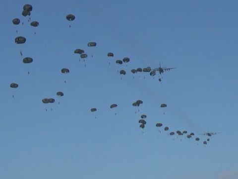 Ratusan personel Pasukan Khas TNI AU menggelar latihan Trisula Perkasa di Air Weapon Range (AWR), Kecamatan Tempeh, Lumajang. Seperti apa latihannya?
