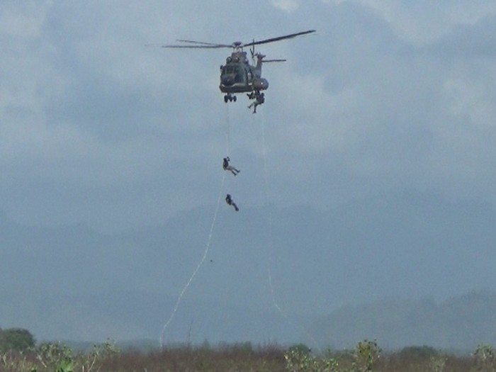 Ratusan personel Pasukan Khas TNI AU menggelar latihan Trisula Perkasa di Air Weapon Range (AWR), Kecamatan Tempeh, Lumajang. Seperti apa latihannya?