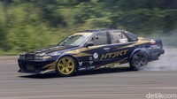 Saat ini Firo mengendarai mobil modifikasi Nissan Cefiro yang dikhususkan untuk drift dan masuk dalam HTJRT X Mechanic Guys Drift Team.