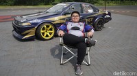 Di saat anak-anak berusia 11 tahun banyak yang menyibukkan diri dengan video game, tidak dengan Firenze Akello. Bocah kelahiran Bandung Jawa Barat ini lebih memilih menghabiskan ban mobil, memanaskannya hingga mengeluarkan suara berdecit di atas aspal, mengeluarkan asap mengepul, yang berakhir dengan membuat mobil menari.