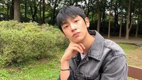 Lee Jung Jun berperan sebagai salah satu staf permainan yang tewas karena mengungkap wajah ke salah satu pemain. Foto: (dok. Instagram @right_jun_)