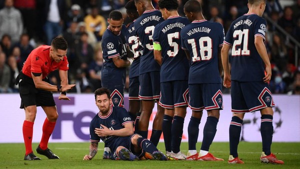 Foto Momen Messi Rebahan di Lapangan Hadapi Tendangan Bebas Lawan