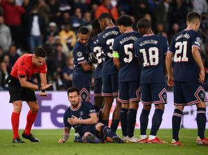 Foto Momen Messi Rebahan di Lapangan Hadapi Tendangan Bebas Lawan