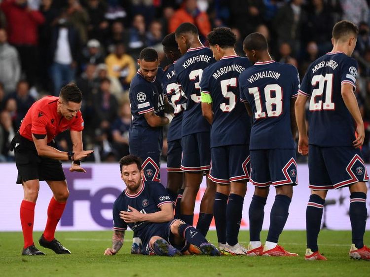 Foto Momen Messi Rebahan di Lapangan Hadapi Tendangan Bebas Lawan