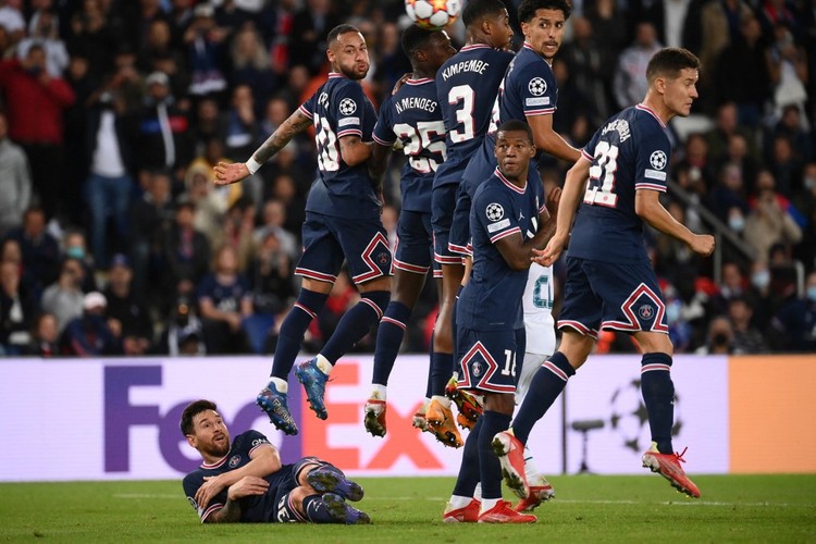 Paris Saint-Germains Argentinian forward Lionel Messi lies on the pitch during a free kick during the UEFA Champions League first round group A football match between Paris Saint-Germains (PSG) and Manchester City, at The Parc des Princes, in Paris, on September 28, 2021. (Photo by FRANCK FIFE / AFP)