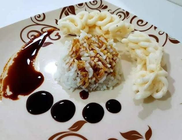 Kreatif! 'Food Plating' Sulap Nasi Lauk Kerupuk Jadi Menu Restoran