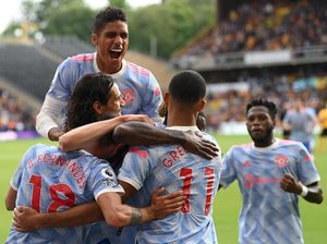 MU Lagi Menurun, Varane Panik Gak?