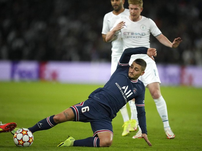 PSG's Marco Verratti kicks the ball during the Champions League Group A soccer match between Paris Saint-Germain and Manchester City at the Parc des Princes in Paris, Tuesday, Sept. 28, 2021. (AP Photo/Christophe Ena)