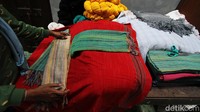 Kain tenun lurik yang terbuat dari bahan benang Sutra, Jahit, dan Katun yang dapat menjadi hiasan rumah,taplak, gorden, syal serta pakain yang telah dimodifikasi.
