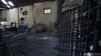 Pekerja mengerjakan pembuatan kain tenun Lurik dengan menggunakan Alat Tenun Bukan Mesin di rumah produksi Lurik Super Rachmad, di Kedungan, Pedan, Klaten jalan Pahlawan, Jawa Tengah, Rabu (29/9).
