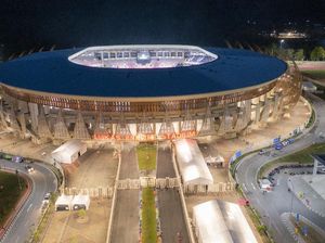Lukas Enembe, KPK dan Stadion Megah di Jayapura