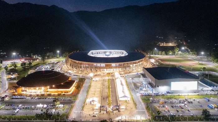 Megahnya Stadion Lukas Enembe Jelang Pembukaan PON Papua Foto udara Stadion Lukas Enembe jelang pembukaan PON Papua di Kompleks Olahraga Kampung Harapan, Distrik Sentani Timur, Kabupaten Jayapura, Papua, Rabu (29/9/2021). Pembukaan PON Papua akan digelar pada 2 Oktober mendatang. ANTARA FOTO/Nova Wahyudi/wsj.