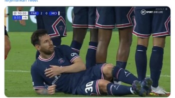 Jelas ini bukan pemandangan biasa untuk pemain bola sekelas Messi. Foto: Internet