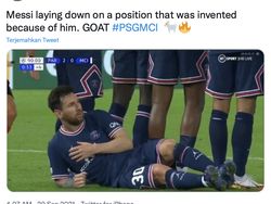 Meme Kocak Messi Rebahan di Pagar Betis