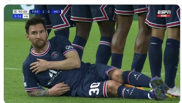 Meme Kocak Messi Rebahan di Pagar Betis