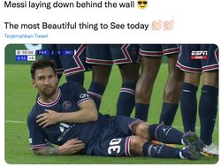 Meme Kocak Messi Rebahan di Pagar Betis