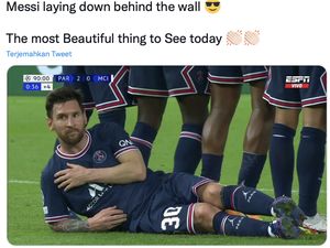 Meme Kocak Messi Rebahan di Pagar Betis