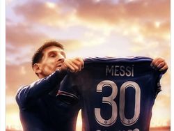 Meme Kocak Messi Rebahan di Pagar Betis