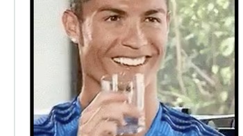 Mungkin ini reaksi Cristiano Ronaldo yang merupakan pesaing abadi Messi melihat gol perdana menjebol Man City. Foto: Internet