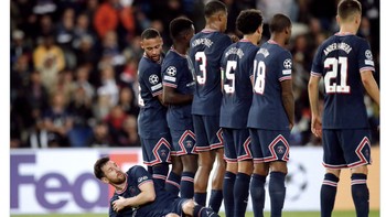 Leganda MU Rio Ferdinand sampai mengkritik para pemain PSG yang tak mau menggantikan posisi Messi tersebut. Foto: Internet