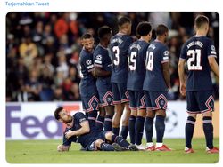 Meme Kocak Messi Rebahan di Pagar Betis