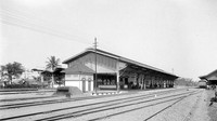 Stasiun Purwosari yang berada di Solo merupakan satu stasiun yang berada di bawah NIS, perusahaan kereta api di Hindia Belanda. Begini wujud stasiun ini sekitar tahun 1921-1940. Dok. Tropenmuseum