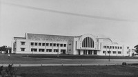 Fasad di Stasiun Jakarta Kota sekitar tahun 1929. Bentuk bangunan bagian depan sepertinya masih dipertahankan hingga kini. Dok. Tropenmuseum