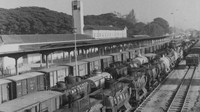 Dari keterangan yang dituliskan Tropenmuseum, foto stasiun kereta api dari Perusahaan Kereta Api Deli Serdang (DSM) ini diambil dari jembatan sekitar tahun 1945-1960. Dok. Tropenmuseum