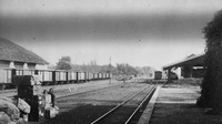 Ini adalah foto Stasiun Malang yang diambil sekitar tahun 1870-1900. Dok. Tropenmuseum