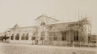 Foto yang diambil sekitar tahun 1890-1910 ini menggambarkan pembangungan di Stasiun Padalarang, Jawa Barat. Nampak di sana rangka-rangka sementara untuk menompang bangunan. Dok. Tropenmuseum
