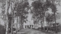 Inilah keadaan dan kondisi Stasiun Blitar, Jawa Timur sekitar tahun 1890-1910. Masih terdapat banyak pohon di depan stasiun. Dok. Tropenmuseum