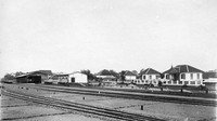 Inilah foto Stasiun Klaten, Jawa Tengah di awal abad 20 atau tahun 1910-1920. Di sebelah kanan stasiun merupakan rumah-rumah dinas para pegawai stasiun. Dok. Tropenmuseum