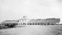 Dari Kota Semarang-lah, sejarah kereta api berasal. Tak heran, bila kota ini punya beberapa bangunan ikonik yang berhubungan dengan perkeretaapian. Satu di antaranya Stasiun Semarang-Tawang. Foto ini diambil sekitar tahun 1910-1920. Dok. Tropenmuseum