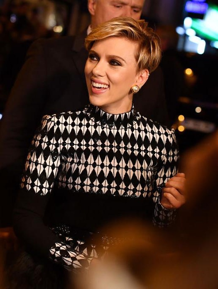 Model Rambut Pendek Wanita 2021 PARIS, FRANCE - MARCH 21: Scarlett Johansson attends the Paris Premiere of the Paramount Pictures release Ghost In The Shell at Le Grand Rex on March 21, 2017 in Paris, France. (Photo by Pascal Le Segretain/Getty Images For Paramount Pictures)