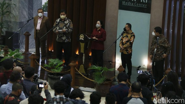 Sekretaris Jenderal DPP Partai Golkar Lodewijk Freidrich Paulus resmi diajukan sebagai Wakil Ketua DPR menggantikan Azis yang berstatus tersangka kasus suap oleh KPK.