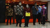 Airlangga didampingi Ketua Fraksi Partai Golkar DPR Kahar Muzakir dan Sekretaris Fraksi Partai Golkar DPR Adies Kadir.