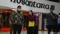 Selanjutnya surat yang diserahkan Airlangga akan diproses, kemudian dibawa ke rapat paripurna DPR. Kabarnya, DPR akan menggelar rapat paripurna besok.