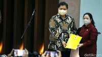 Ketua Umum Partai Golkar, Airlangga Hartarto, menyerahkan surat berisi nama pengganti Azis Syamsuddin untuk jabatan Wakil Ketua DPR bidang politik dan keamanan (korpolkam). Sekjen Partai Golkar Lodewijk F Paulus ditunjuk menggantikan Azis.
